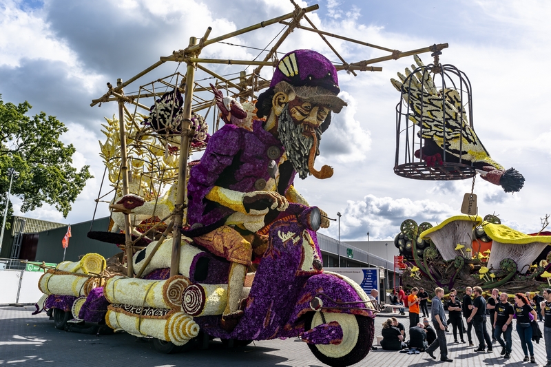 Naar de markt.., Foto Marcel van Dorst