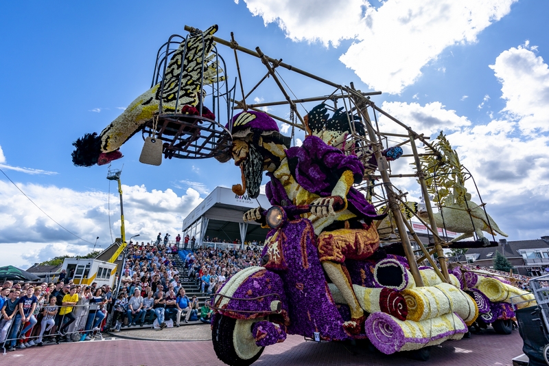Naar de markt.., Foto Marcel van Dorst
