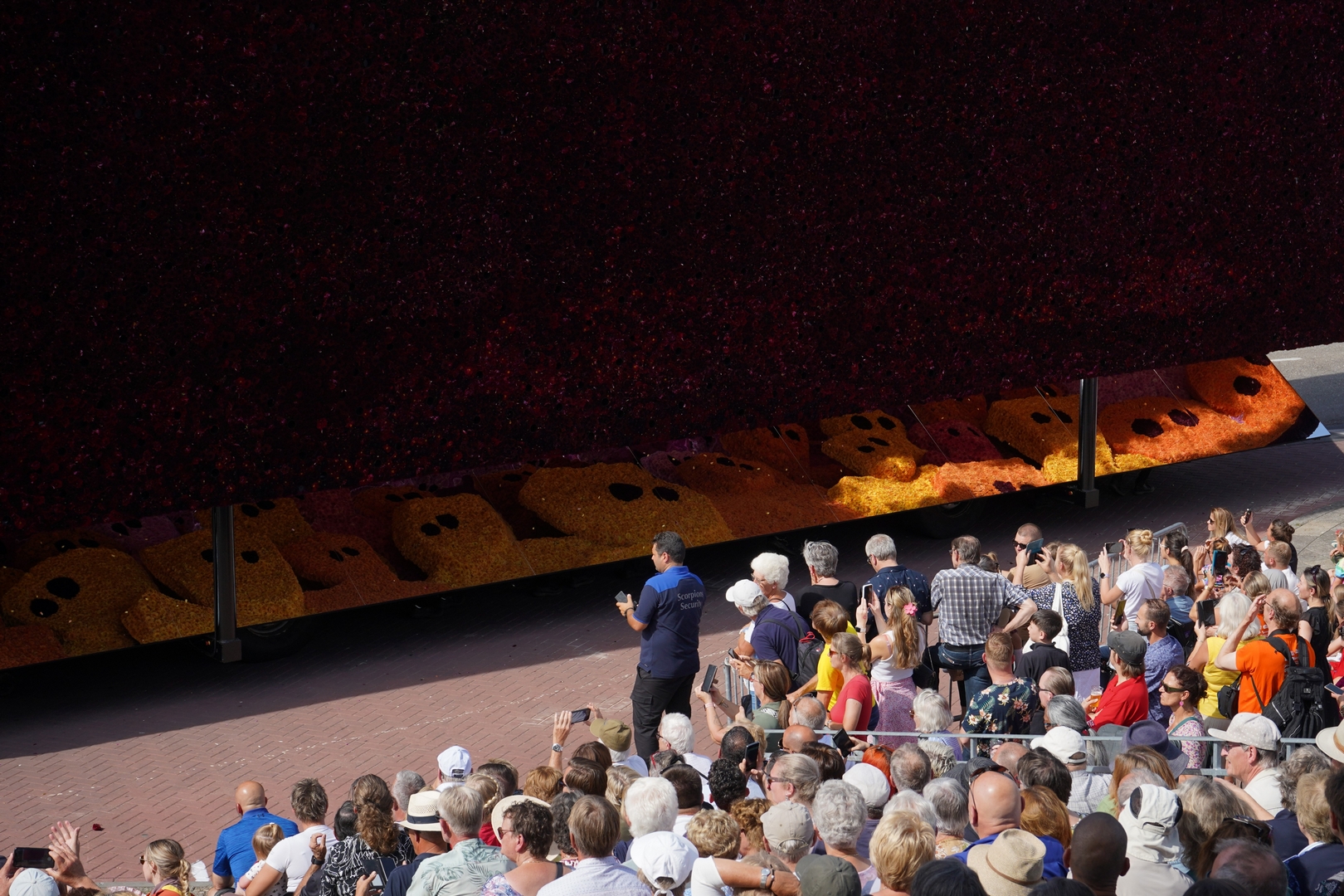 8.000.000.000, Foto Ad van den Kieboom